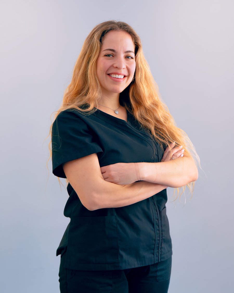Dra. Andrea De Vega Marín, odontóloga especialista en prostodoncia, periodoncia y cirugía oral